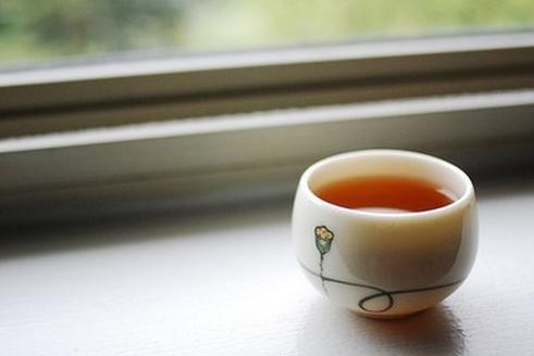 一个人品茶,自己喜欢就可以很开心的喝,有人在旁,难免会要考虑