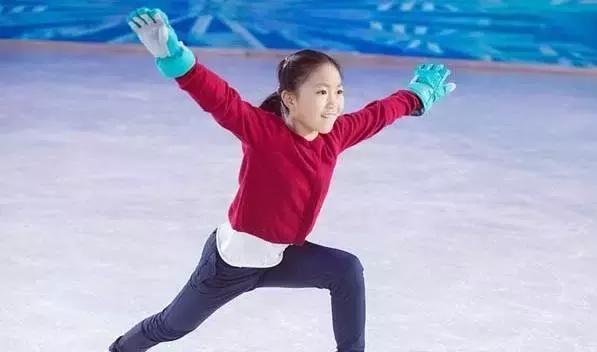 张艺谋妻女现身《跨界冰雪王》 小女儿弓箭步