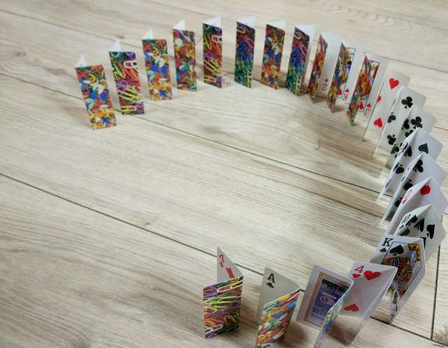 不多说,看看扑克牌版的多米诺骨牌吧!