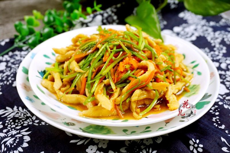 这菜太便宜,2元一大捆,却是时蔬中的维C冠军,此种做法更是鲜