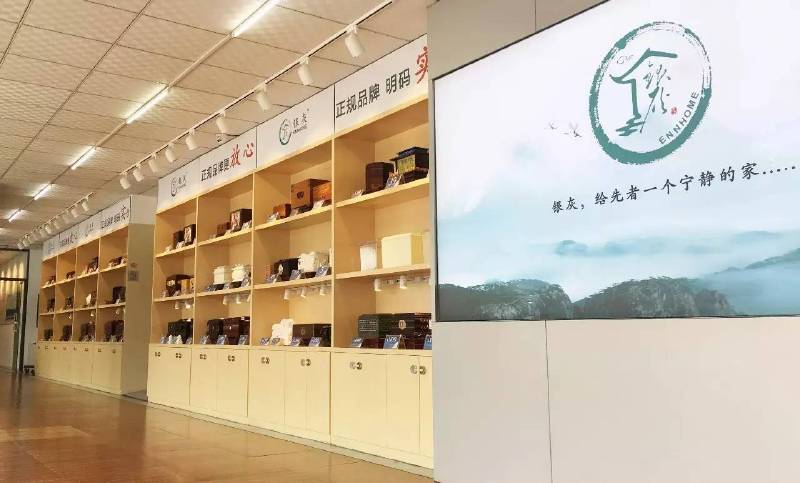 店里陈列着各式各样的骨灰盒供人选择。图 / 受访者提供