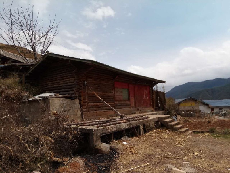 3月12日10:45     彝族村寨 房子都很低矮,高寒山区的地力乏,显得