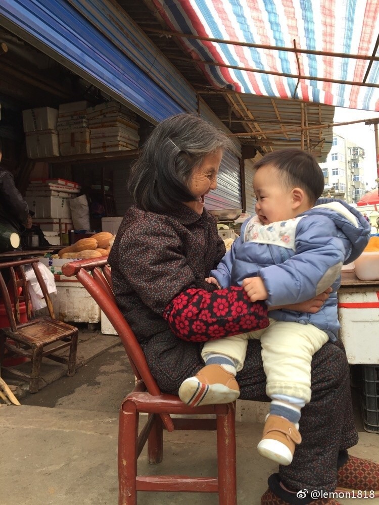 她,是奶奶,是外婆,是多少人童年的全部