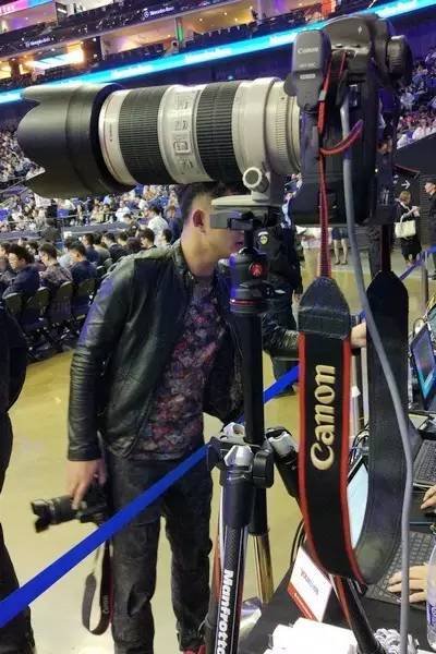 之前ET拍摄活动时，用这款三脚架支撑EOS-1DXII和小白兔