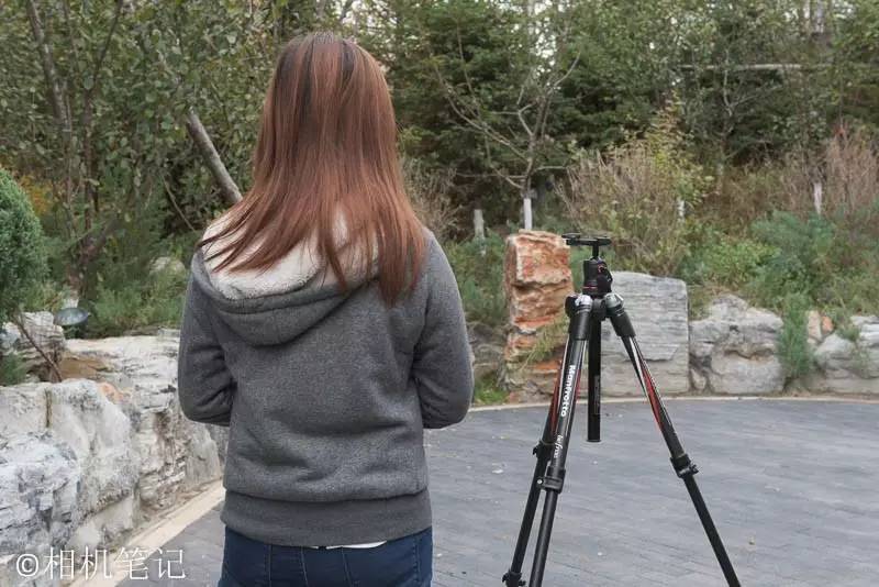 作为参考：ET同事的身高大概1.55m