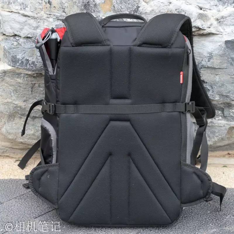 背部是曼富图的标志性图案