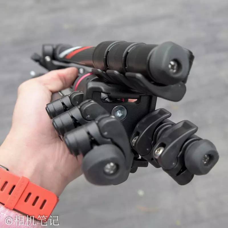 云台的镂空是为了反折式脚管能完全合拢