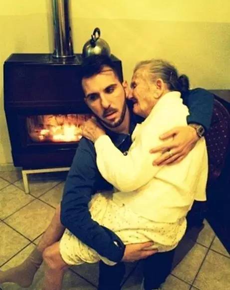 她,是奶奶,是外婆,是多少人童年的全部