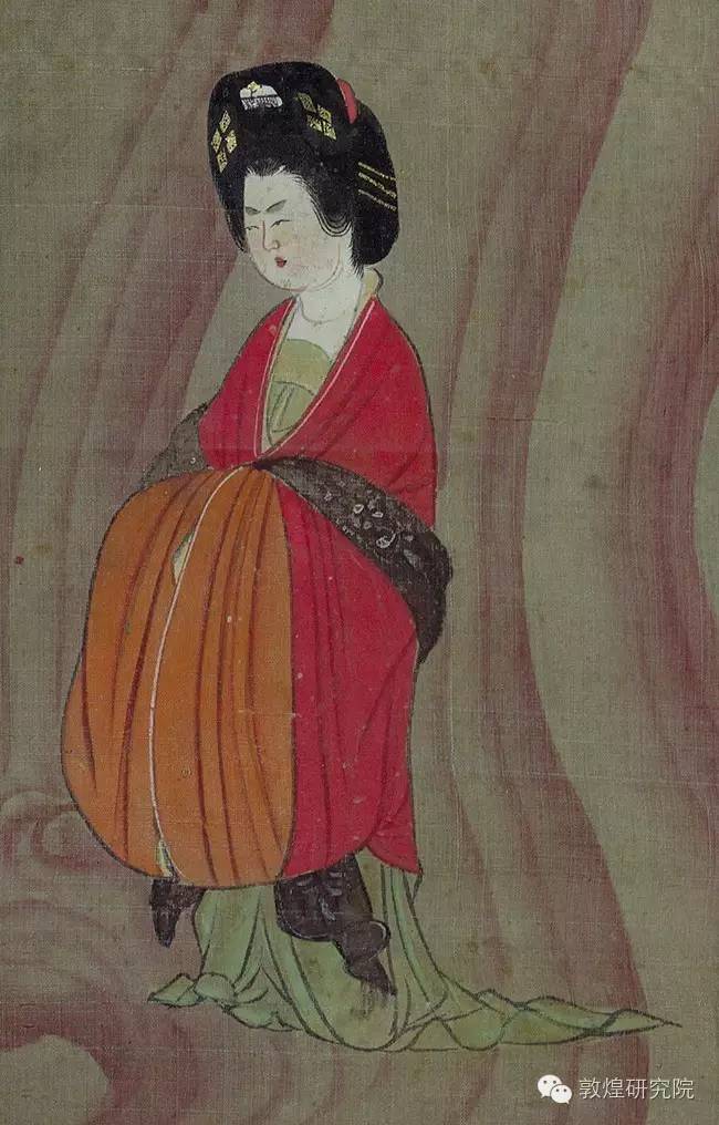 菩萨身后盛装贵妇，也即亡灵