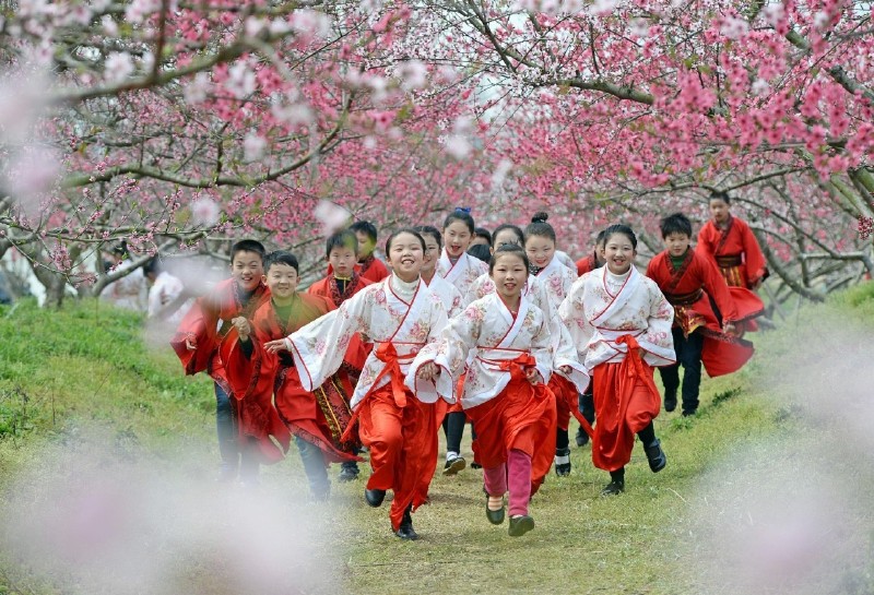 面朝阳光,春暖花开 安徽合肥三十岗 连日来,安徽省合肥市庐阳区三十岗乡,5000亩桃花沐浴春风竞相绽放,