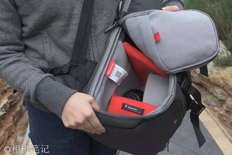 可以比较快速的将摄影包扭到身体前侧，从摄影包侧面拿取器材