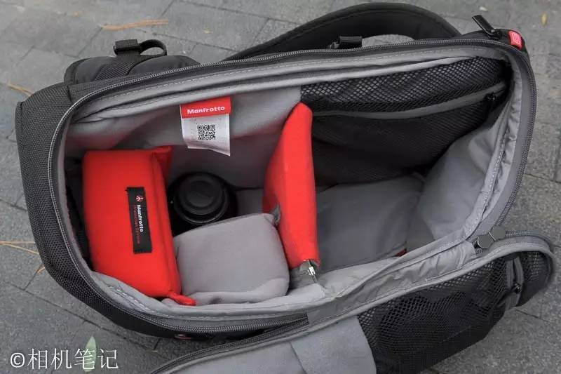 摄影包从一侧打开（隔板可以拆下变成一个打通的空间）