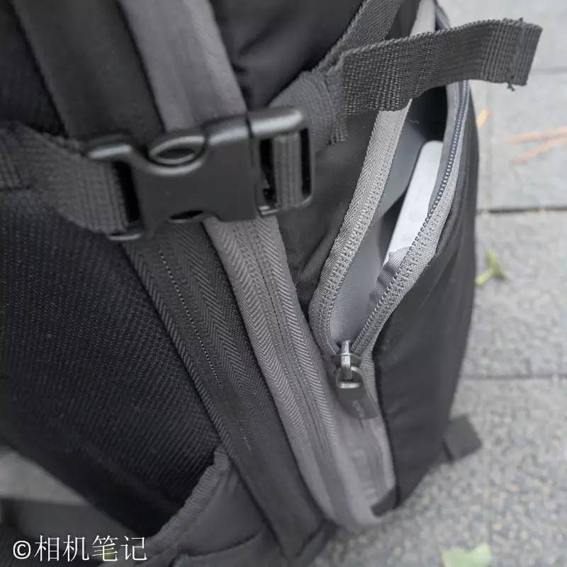 一侧的小包，ET习惯放置充电宝