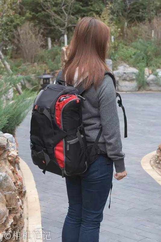 还是由ET同事做背负示范（这一套三脚架和双肩包很适合女生使用）