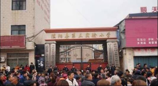 班级人数超标,厕所蹲位不够:踩踏事故是偶然中的必然