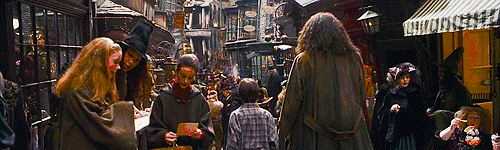 哈利第一次离开对角巷，街上的巫师都穿戴长袍