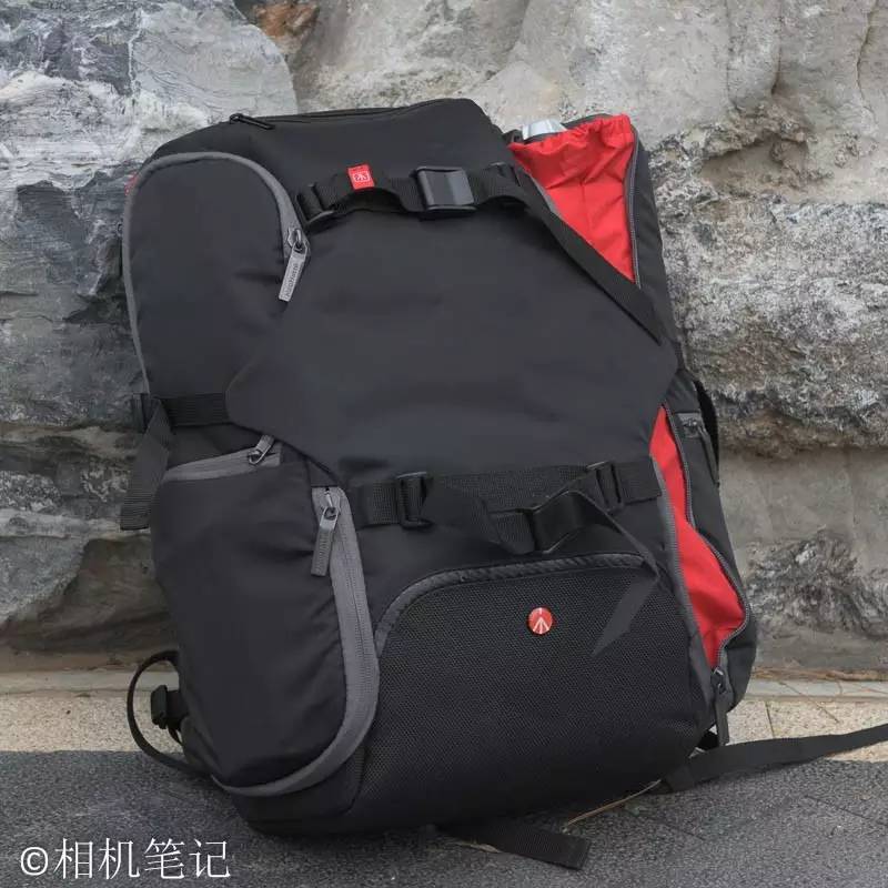 拉开摄影包右侧的收纳空间，然后装入三脚架