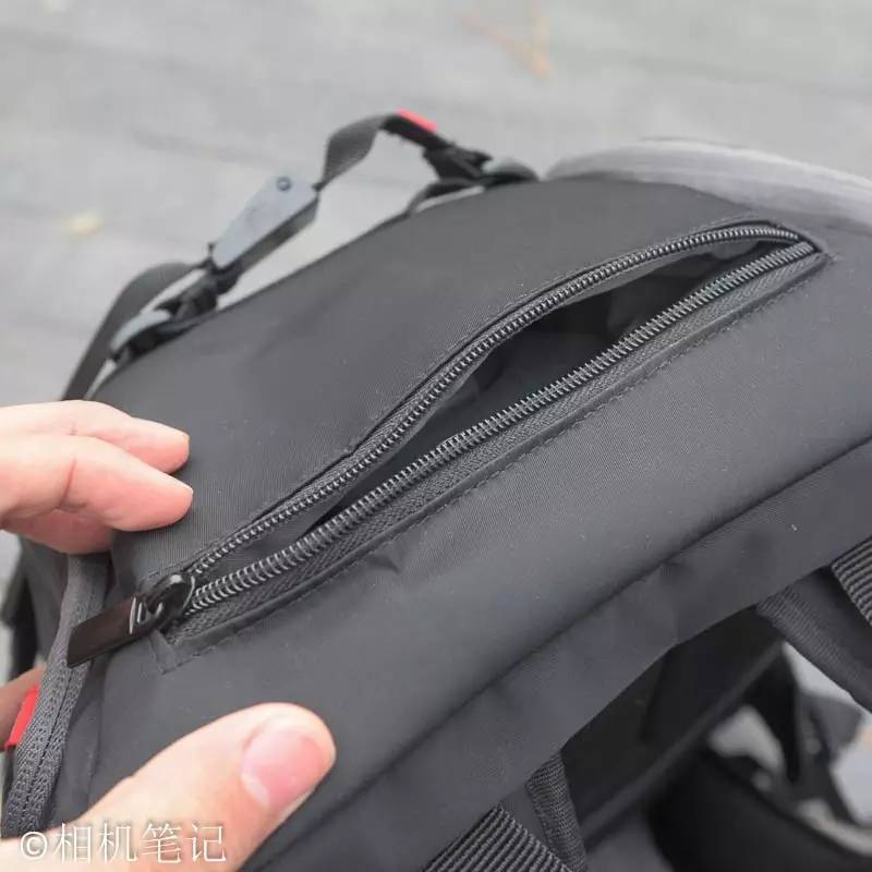 顶部小包，ET会放置数据线、耳机等小物件