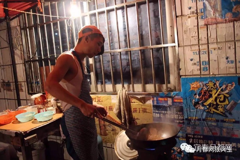 ▲厨师正在炒螺蛳