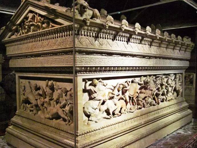 亚历山大石棺，公元前4世纪，浅浮雕描绘了亚历山大大帝的戎马生涯