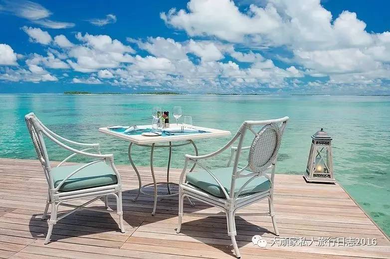 Sunset Ocean Family Suite 172㎡ 这些套房适合带孩子来进行家庭旅行,这些面向西方的套房有两间卧室、一个玻璃地板和浴室。主卧室带有室内独立的浴缸和淋浴。外面是一个巨大的露天餐桌、水上吊床、私人泳池、太阳椅,能够直接进入大海。落地窗确保能够欣赏到惊人的海平线美景,浴室里提供了包括肥皂、沐浴露、洗发水、护发素、身体乳等。 [[img src="http://simg.