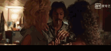 种种行为比往常更加放纵,也正是这种堕落让人感到刺骨般的绝望.