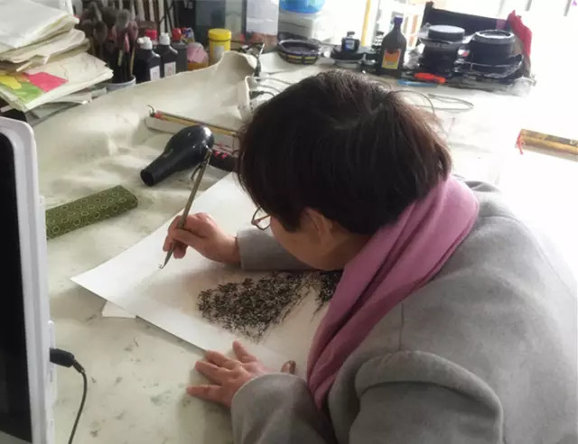 30岁正式拜师,写得一手好字,她的“法宝”也许你也有…… △正在为画题字的姜老师