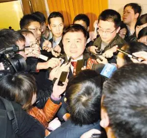 2011年 卫生部部长陈竺被记者围堵 图据网络