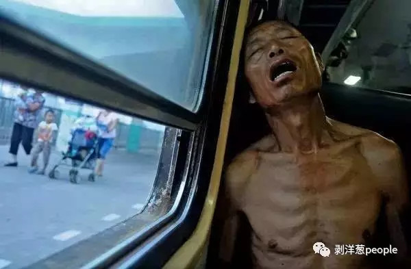 绿皮火车上的乘客。钱海峰 摄