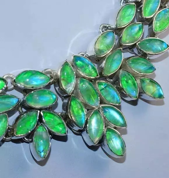 镶嵌底部贴膜的月光石