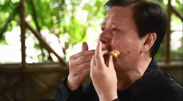 笛子演奏家蒋国基用出土文物骨笛现场吹奏