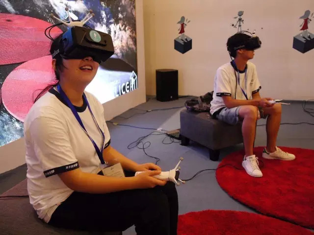 体验「VR 教室」的学生们