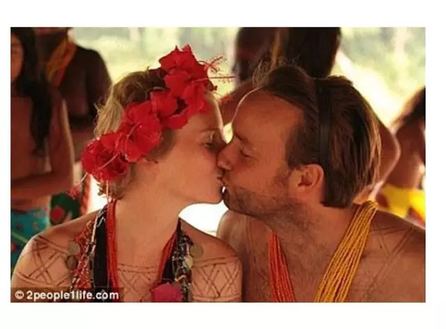 车龄25岁,小夫妻就开着这辆面包车环游了世界