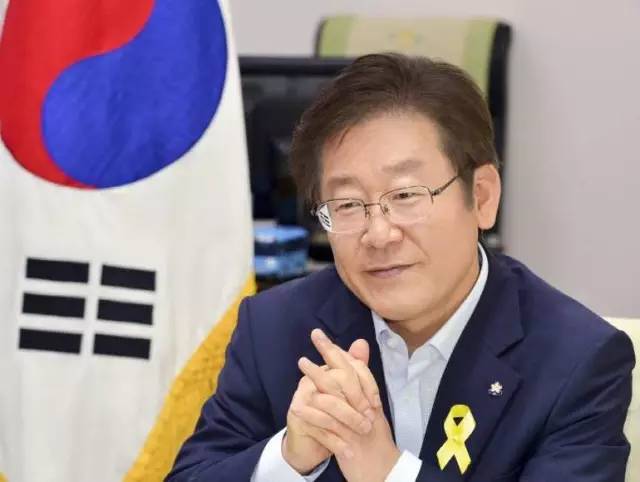 安哲秀博士毕业于首尔大学医学院，后转行成为韩国第一代风险企业家，创办了韩国首家从事杀毒软件开发的企业。