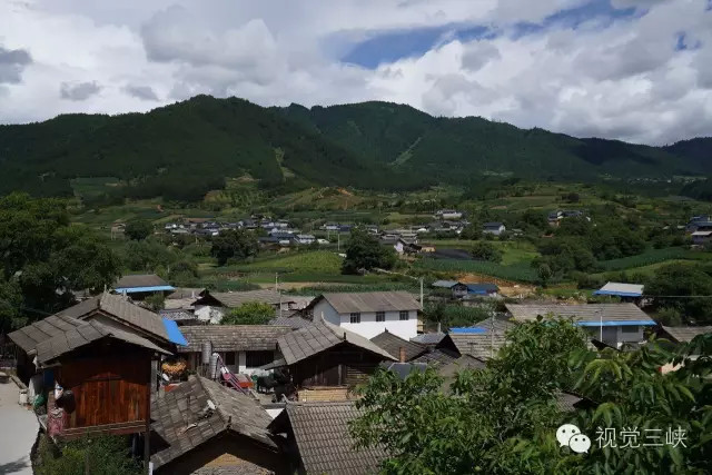 居于云南省的有42043人,主要分布在云南省西北部高原的丽江市永胜县