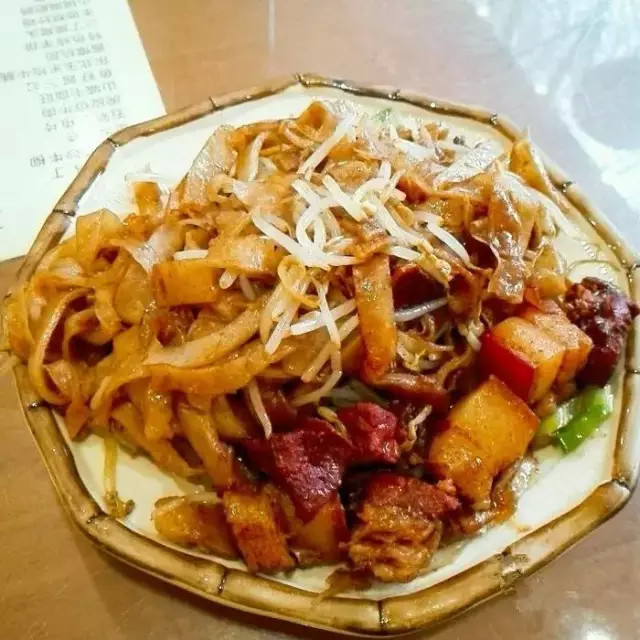 店里的招牌焖饼,里面有大块红烧肉,肉入口即化,肥而不腻,吃起来特别