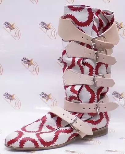 蒸汽朋克极简史:维多利亚时代的马甲、金属轮、机械手…… (薇薇恩•韦斯特伍德 设计的海盗靴)