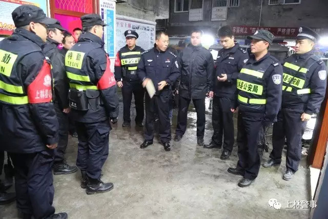 雨中鏖战 给力收网--上林警方"神剑·打黑除恶"1号行动掀起"飓风"