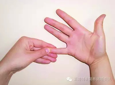 一般来说这类的手指关节痛在疼痛之前,手指关节会有明显的红肿,手掌