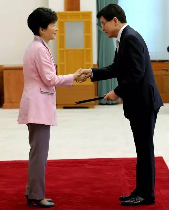 安熙正是忠清南道知事（相当于中国的省长），与文在寅同属在野的共同民主党。