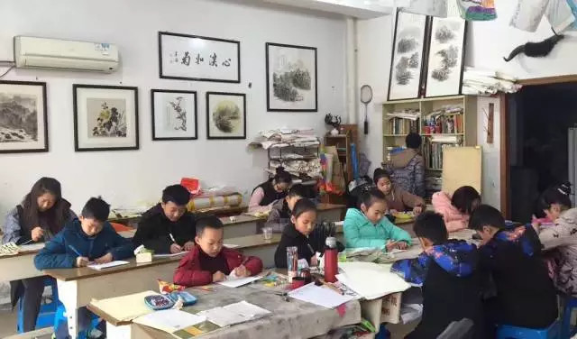 30岁正式拜师,写得一手好字,她的“法宝”也许你也有…… △在练字的学生们