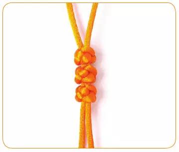 玉米结的起头一般是两条绳做十字交叉,然后用甩出来的四个绳头头开始