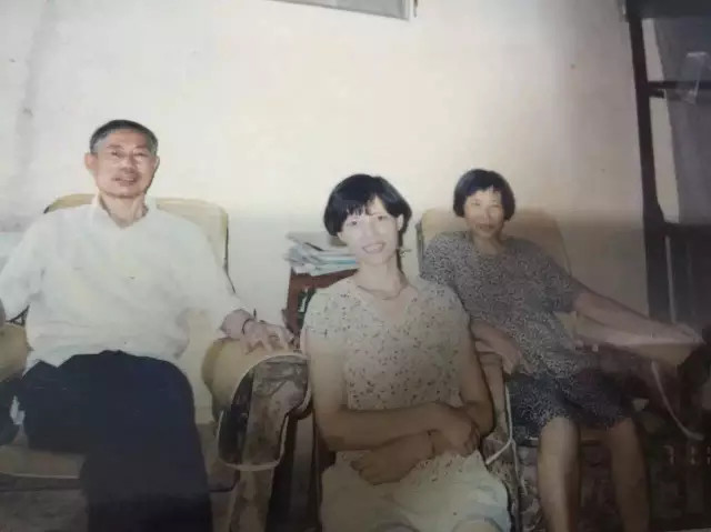 30岁正式拜师,写得一手好字,她的“法宝”也许你也有…… △姜鸿与父母