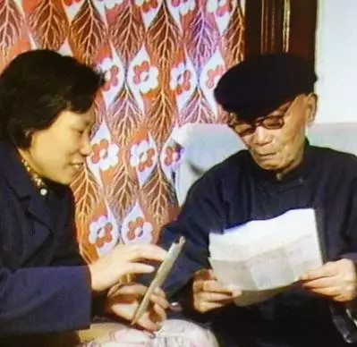 上图为邹燕勤教授向父亲邹云翔先生汇报学习体会