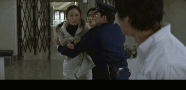 一边是凶案真相和法理,道德,一边是才华,友情和孤注一掷的爱情,两者该