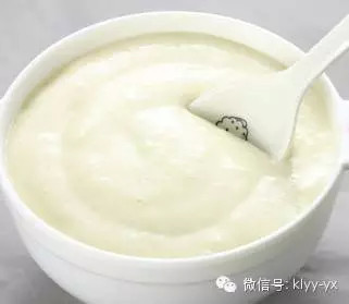 首次辅食最宜用专门的婴儿米粉(加铁的),它营养较全面,满足宝宝所需