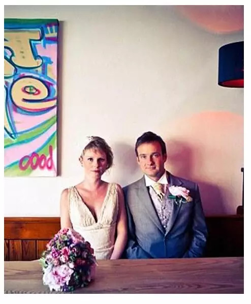 车龄25岁,小夫妻就开着这辆面包车环游了世界