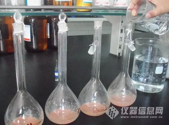 溶于适量水后定量转入容量瓶中,稀释至标线,定容并摇匀