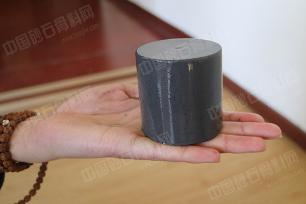 养护中的混凝土柱（试验余料）