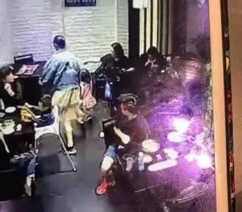 女大学生飞踹吵闹的四岁女童,情有可原还是不可原谅? 女大学生飞踹女童现场照片